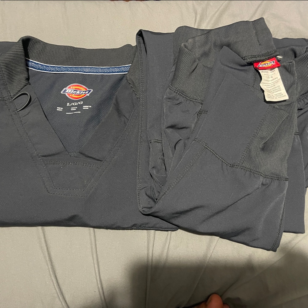 Lot of Mens Scrubs - Picture 5 of 5
